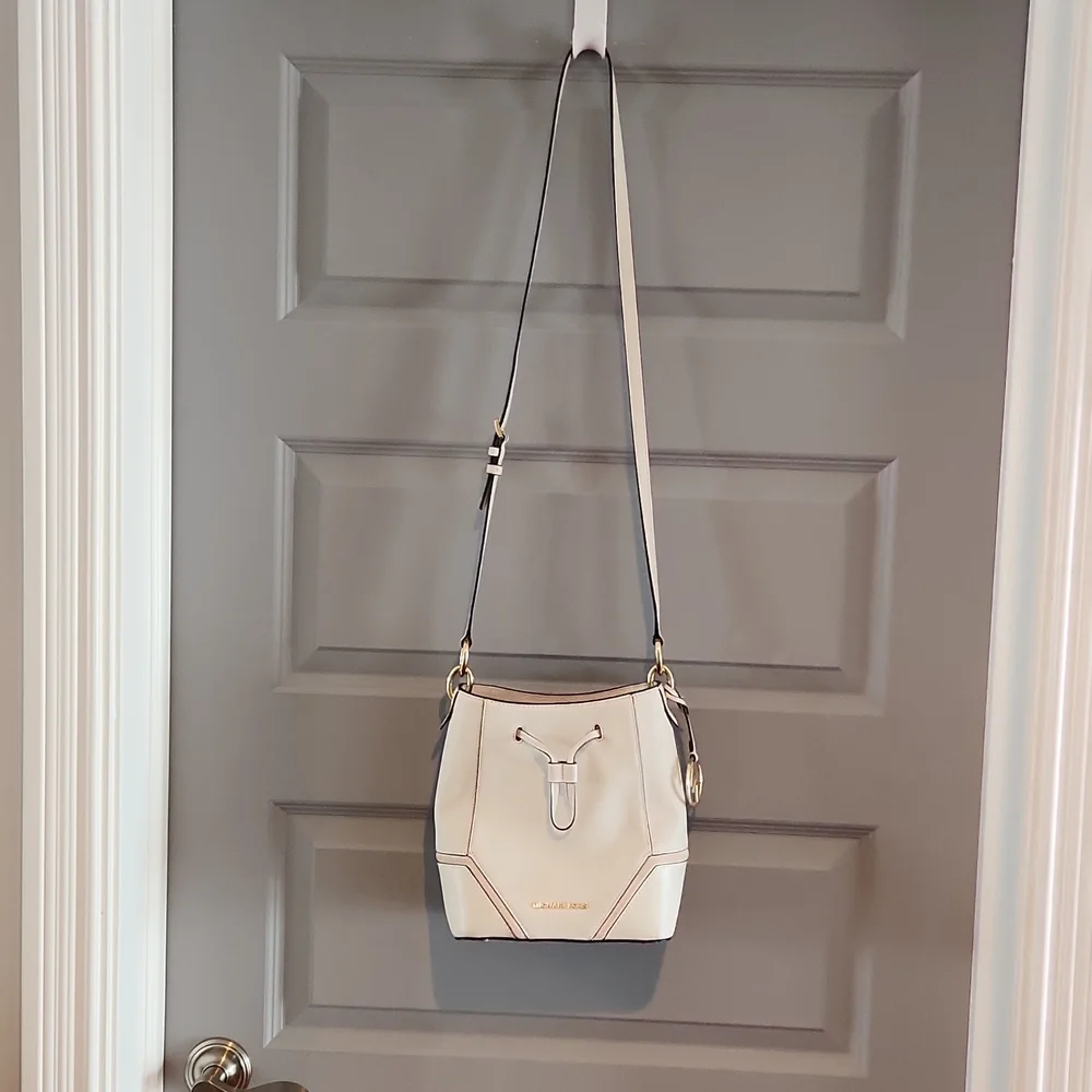 Micheal Kors Bucket Purse - Picture 3 of 7